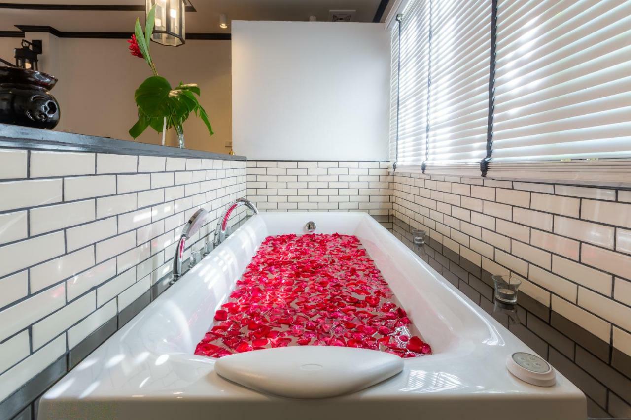 Mora Boutique Hotel - Sha Extra Plus Chiang Rai Exterior photo A bathtub filled with rose petals