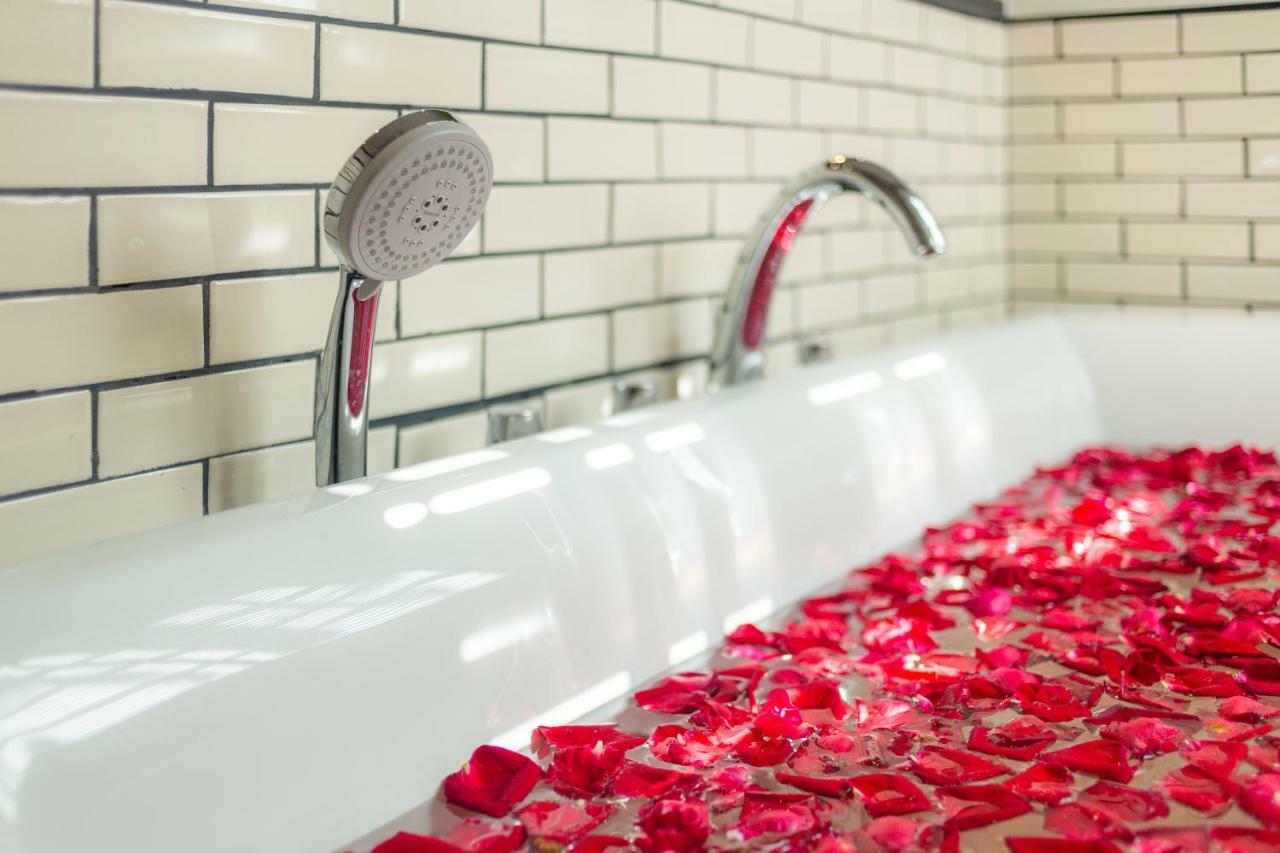 Mora Boutique Hotel - Sha Extra Plus Chiang Rai Exterior photo A rose petal bath